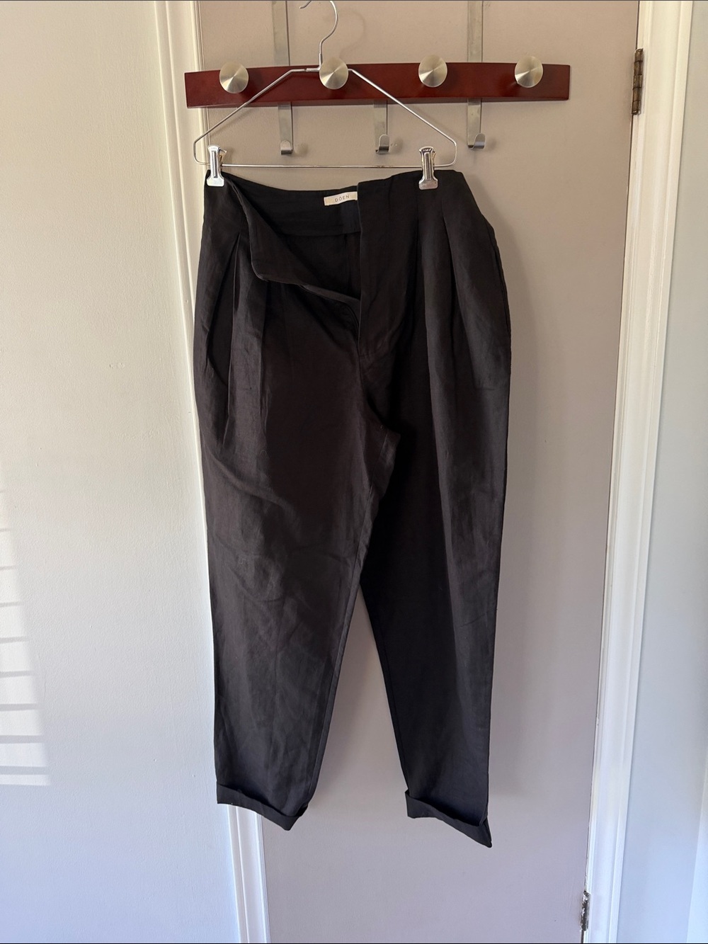 Doen Black High-Rise Pleated Tapered Trousers with pockets